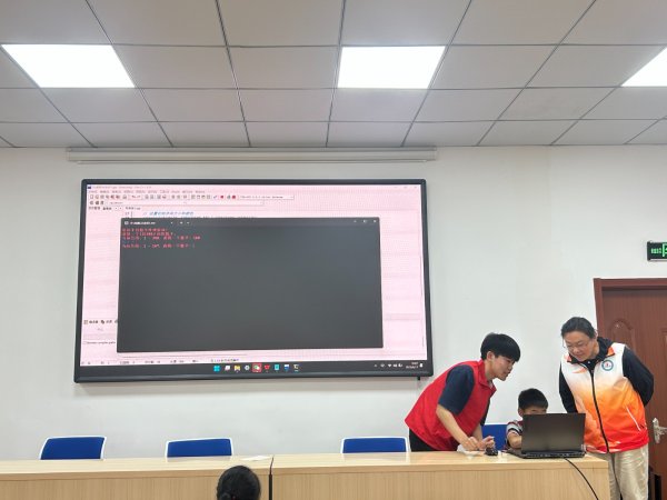 九鼎 玩转Ai 智趣童年--“专业工作+志愿服务”开展为小服务