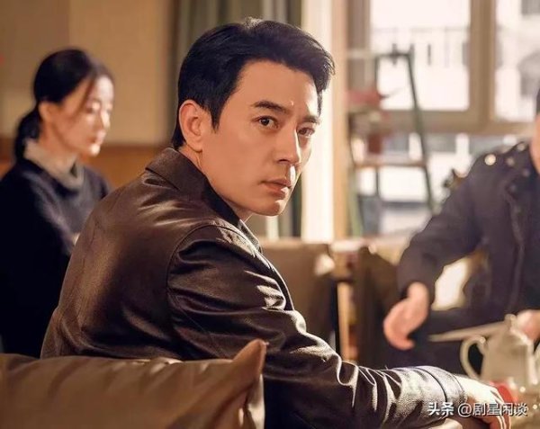 创富配资 原来他们是夫妻，《以法之名》他二婚娶小10岁校友，妻子很漂亮