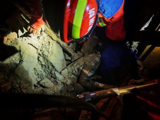 消防员凌晨在垮塌房屋中救出8旬老人 暴雨中紧急救援