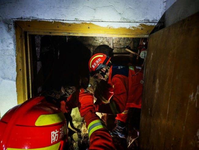 消防员凌晨在垮塌房屋中救出8旬老人 暴雨中紧急救援