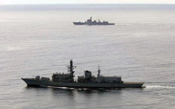 常盈股票 大英还活在1840年？英军舰硬闯台海，遭解放军战机“模拟击沉”